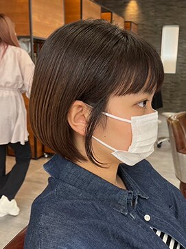 モスト ブリヤン(MOST BURYAN) コンパクトなミニボブ×20代かわいらしい耳掛けスタイル