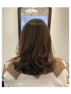 リリー(Rilie) ふんわりミディアムレイヤー/白髪ぼかしカラー