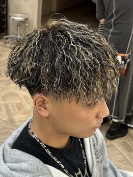 ボンドストーリールミエール(Bond Story lumiere) ツイストスパイラルメッシュハイライト縦落ちパーマ