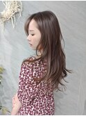 明るい後れ毛のロングレイヤー