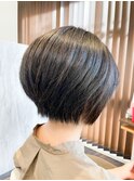 えり足ギリギリの丸いシルエットのショートボブ