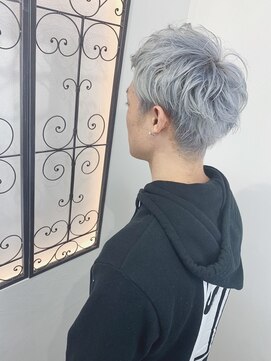 エン(eNN) ダブルカラー×シルバーグレージュ×アップバング