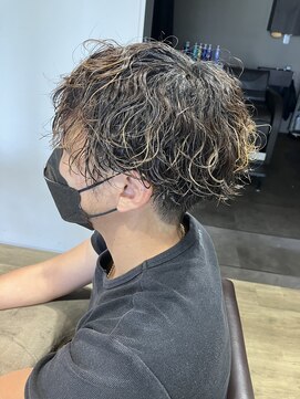 エヌプラス(N+) 波巻きツイストスパイラル刈り上げセンターパートサーフカール