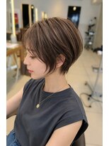 ロハスバイケンジ(LOHAS by KENJE)&nbsp;ブリーチなし白髪ぼかし×くびれショート