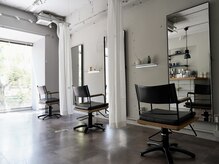 ヘアアンドライフシー(HAIR&LIFE C)の雰囲気（自然光が温かくゆっくり過ごしていただけるシンプルな空間）