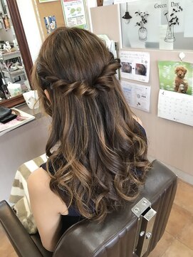 クウ(KU.) シンプルなハーフアップ