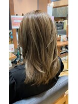 ビューティーワークスループライン(beautyworks LoopLine)&nbsp;ハイライトがきいたレイヤースタイル。