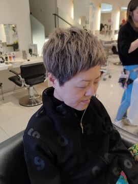 カペリベラ Capelli bella 枚方店 ベリーショート、デザインカラー
