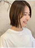 オリーブベージュ × 切りっぱなしボブ