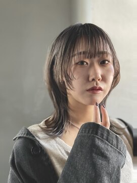 メイカ(MEIKA) 質感際立つシャープなフェイスレイヤーロブ