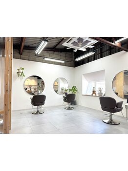 【井尻駅徒歩1分】暖かく優しい光に包まれる少人数のプライベートサロン◎大人のデザインヘアに自信あり。