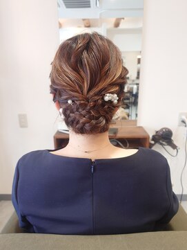 スリー(three) 編み込みシニヨン