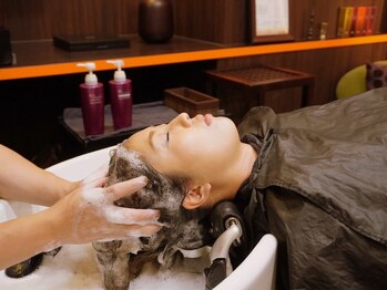 ヘアアンドスパ バースデイ(Private Salon HAIR&Spa BiRTHDAY)の写真/個室で癒しの香りに包まれた極上ヘッドスパ♪気分や髪の状態に合わせて選べる本格スパでリラックス。