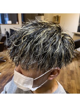 クロー(CROW) 刈り上げマッシュ × ツイストスパイラル × ハイライト