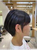 タイトに仕上げる耳掛けショート