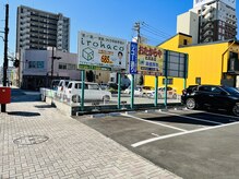 アカリ(akari)の雰囲気（お店の前の交差点の先に3台分の駐車場があります。）