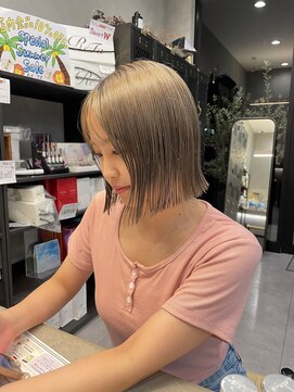 アチーブリス(achieve Liss) ベージュハイトーンカラー×切りっぱなしボブ20代30代40代