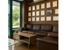 信頼と品格が漂う上質な待合空間　「理容室/メンズ/バーバー」