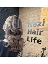 ネジヘアライフ(Nezi Hair Life) ハイライト　ホワイトベージュ　レイヤーカット