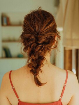 ヴィカーム(VICALM) 編みおろし パーティヘア 結婚式 お呼ばれ 後れ毛