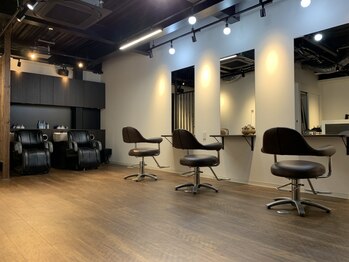 ノマド(Hair Design NOMAD)の写真/落ち着く雰囲気で、広々とした、開放感のある店内。髪だけでなく心も癒されるサロンタイムを。