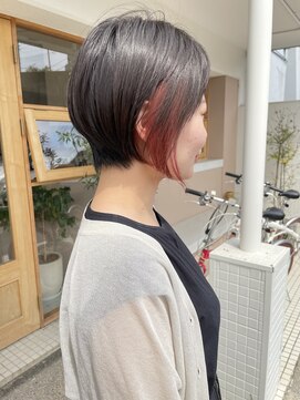 モカヘアー(mocha hair) 前下がりショートボブ/イヤリングカラー/コーラルピンク