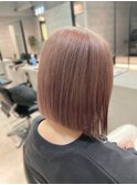 「淡色に揺れるボブ」