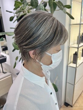 ステア ケース(stair case) リタッチとローライトで作るメリハリデザイン 白髪活かし