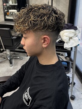 イーラ(era) メッシュスペインカールスパイラルパーマ平巻き刈り上げ