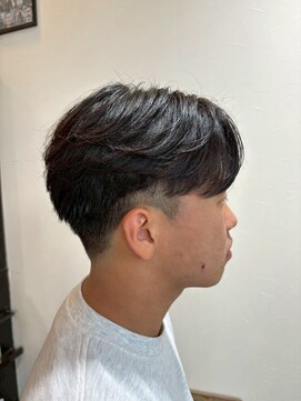 ヘアーワークス ボナ(HAIR WORKS bona.) 清潔感と色気を両立◎好印象センターパート/黒髪/フェード