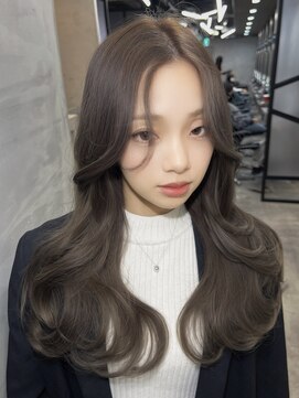 ジーナ 池袋(Zina) グレージュカラー/グレージュ/センターパート/くびれ巻き/池袋