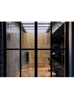 年齢と共に増える髪のお悩みやご希望を伺い、お客様に似合うスタイルをマンツーマン施術で叶える《.Fab》