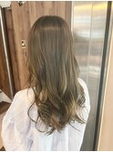 オリーブベージュ×透明感