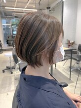 バトン(BATON) 白髪ぼかしハイライト＆前下がりショートボブ丸みショート