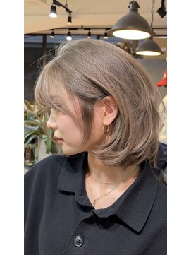 メリー オオサカ(Merly Osaka) ハイトーンベージュ×重ためボブ