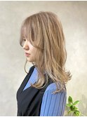  新宿くびれヘア ミルクティー ベージュ ミディアムレイヤー