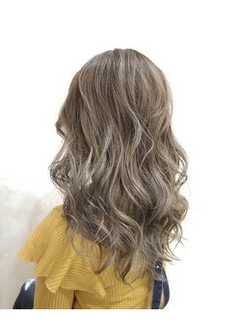 エムロード 深草店 バレイヤージュで揺らめく外国人風カラー