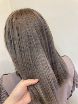 ヘアーゾーン ハチマルハチ 登戸駅前店(Hair Zone 808) カットラインぷっつりの重めハイトーンカラー