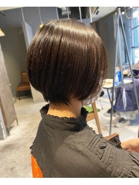 インス(ensue) 20代30代人気 大人可愛い耳かけショート アッシュブラウン 中島