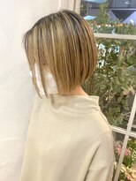 アミュレ(Amule)&nbsp;前下がりボブハイトーンショートホワイトベージュブランドヘアー