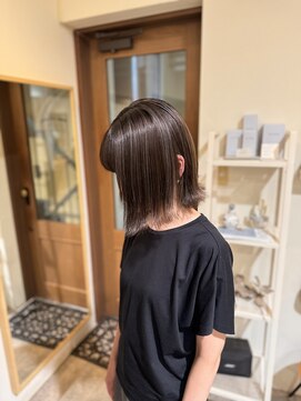 ワンバイワンクラッカ(one by one CLACCA) 前下がりボブ×細めハイライト