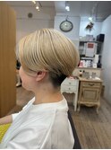 大人可愛いハイトーンホワイトブロンド耳掛けマッシュショート