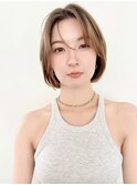 大人ショートレイヤーボブサイドバング前髪ミルクティーブロンド