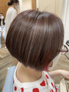 クート(ku-to) インナーカラーをハイライトの赤でオシャレ仕上げ◎