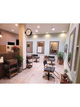 【AM9:00 OPEN】アンティーク調のお洒落なインテリアと居心地の良さにこだわった上質な空間でお出迎え…。