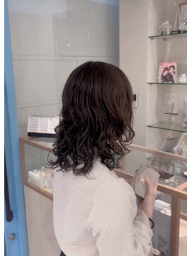 冬におすすめ巻き髪風スタイリングパーマ