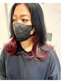 赤のインナーカラー×黒髪ミディアムヘア