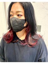 ジェームス(Jyym's) 赤のインナーカラー×黒髪ミディアムヘア