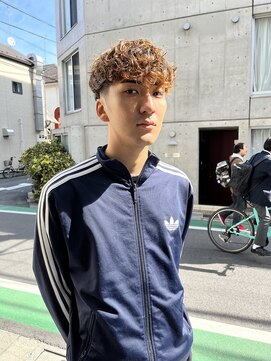 アイズ 海老名(AIZU) スペインカール フェード カラーパーマ スパイラルパー眉毛