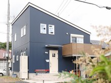 クロノ(CHRONO)の雰囲気（青い外壁とCHRONOの看板が目印！砂利の駐車場をご利用ください！）